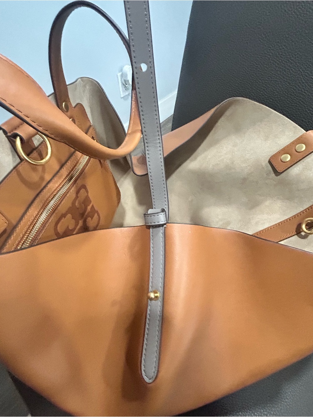 Tory Burch Leather Tote Camel/Cognac with Suede Inner Lining - Picture 11 of 12